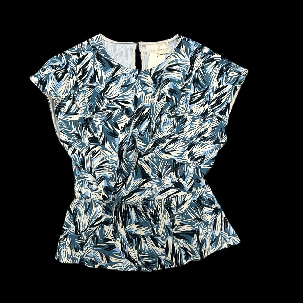 ✨Blue and white floral print top with short sleeves and tie front✨